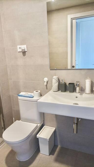 Excelente Habitacion Para Una Persona Con Bano Privado En Piso Compartido Con Una Familia Apartment